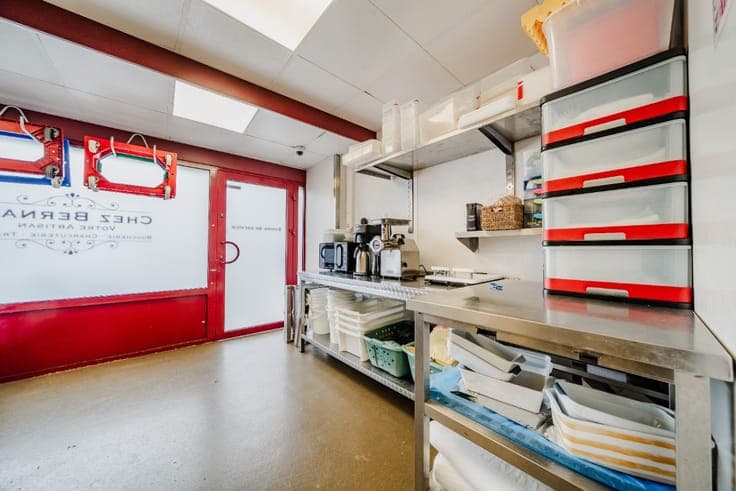 VERSATILE PROPERTY – COMMERCIAL SPACE OR 2-BEDROOM HOME
