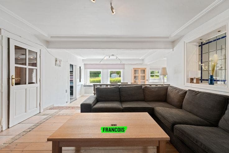 Charming house with 4 bedrooms and 2 bathrooms offering com…