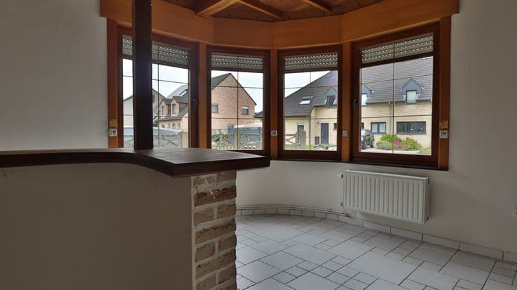Grotendeels gerenoveerde openbebouwing te Opwijk.
