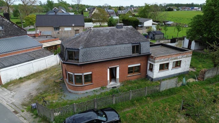 Grotendeels gerenoveerde openbebouwing te Opwijk.
