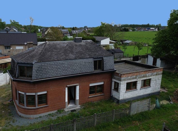 Grotendeels gerenoveerde openbebouwing te Opwijk.
