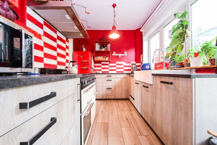 PLEASANT 4-BEDROOM HOUSE + GARAGE