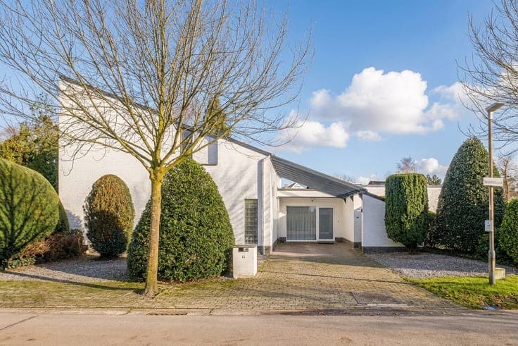 Open family home with swimming pool for sale in Vosselaar