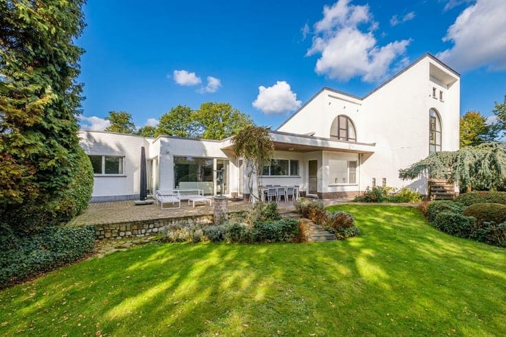 Open family home with swimming pool for sale in Vosselaar