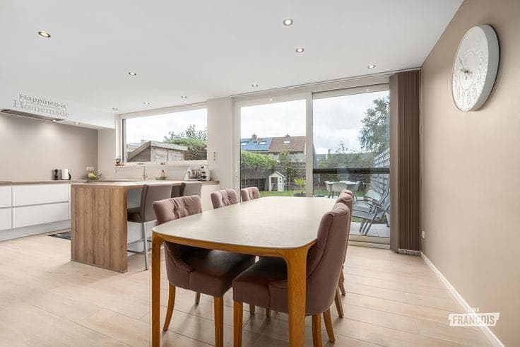 Move-in ready semi-detached house in the sought-after Vicog…