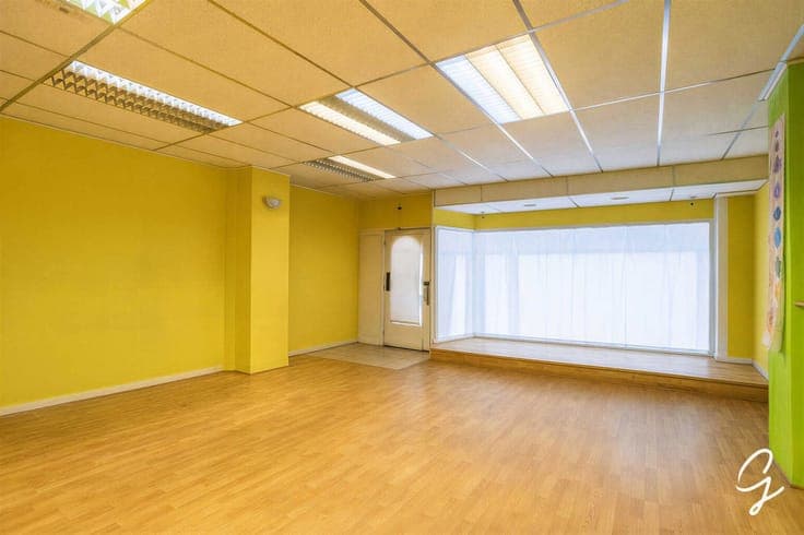 Commercial property with rental potential in prime location