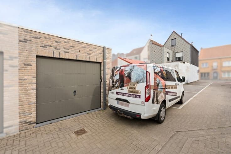 Semi-detached house with garage in Nieuwpoort.