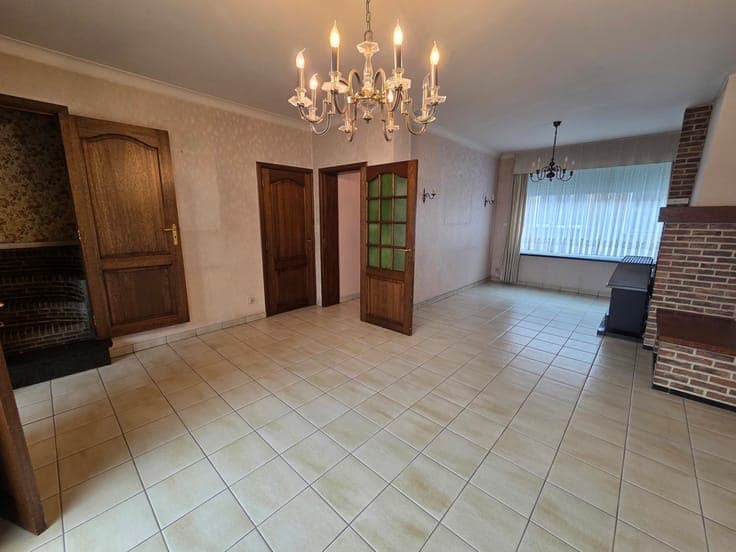 Goedgelegen woning met garage en mooie tuin