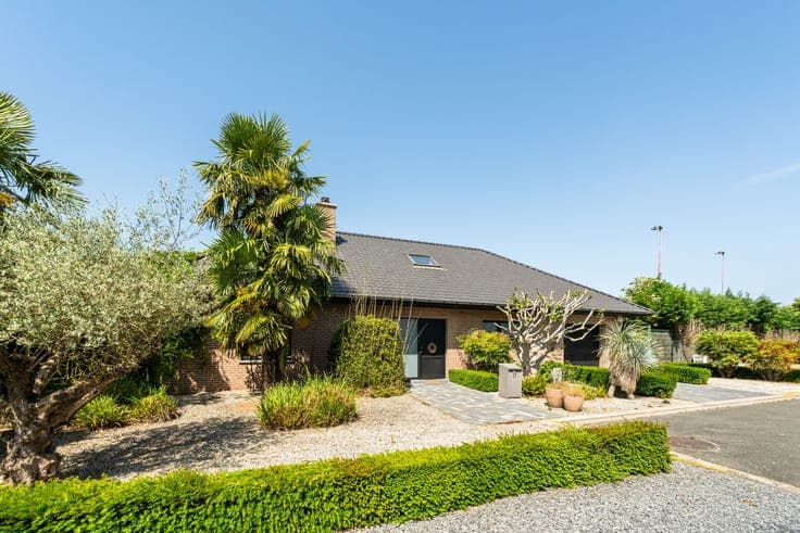Villa with a beautiful garden in a peaceful location