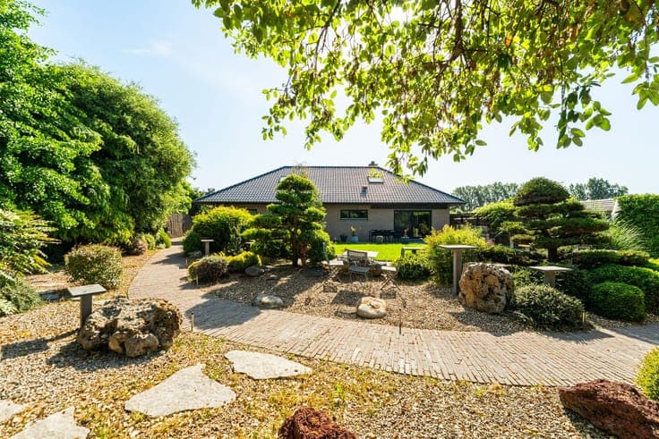 Villa with a beautiful garden in a peaceful location