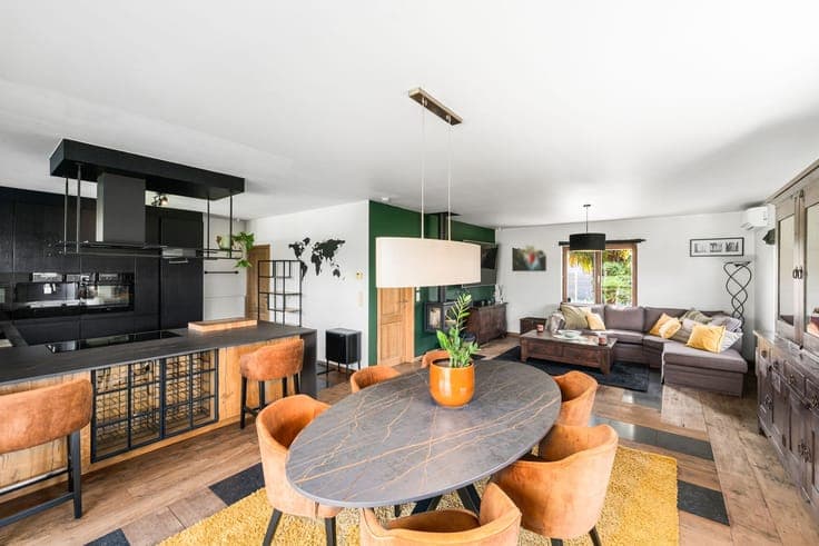 Villa with a beautiful garden in a peaceful location
