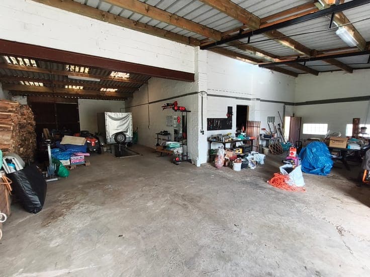 3-bedroom house with large lot, barn, and horse stalls