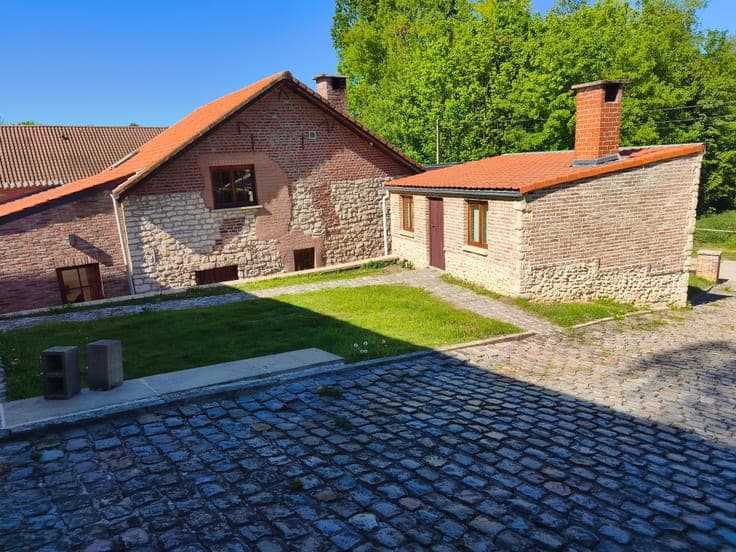3-bedroom house with large lot, barn, and horse stalls