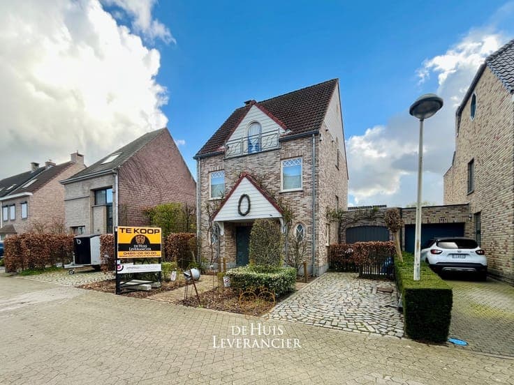 Instapklare halfopen bebouwing met bouwgrond in rustige, ...