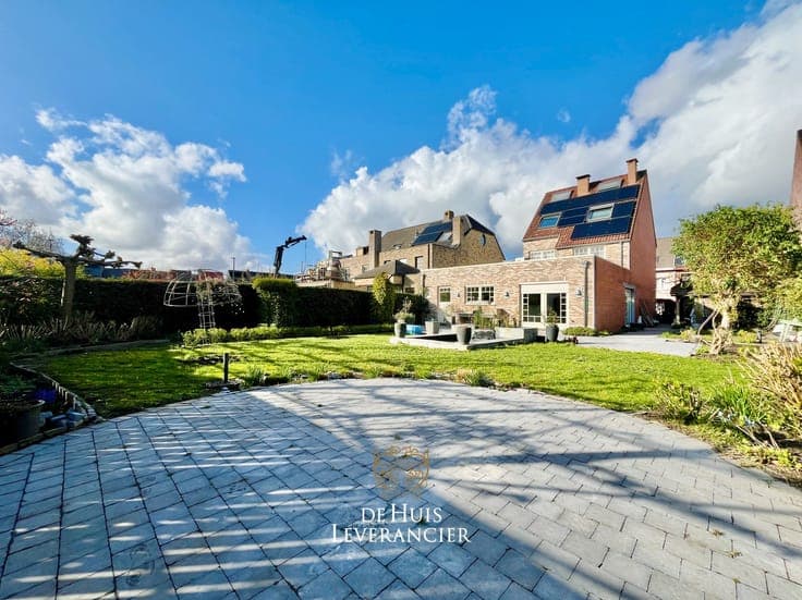 Instapklare halfopen bebouwing met bouwgrond in rustige, ...