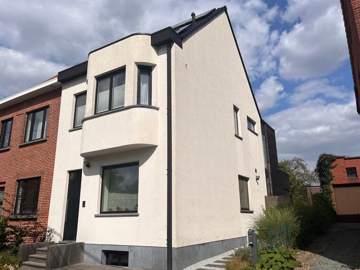Fully renovated semi-detached family house (4 bedrooms)