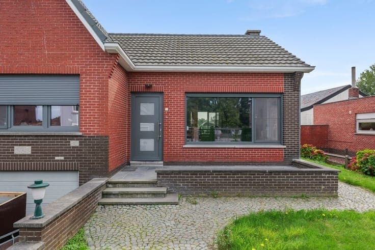 OP TE FRISSEN GELIJKVLOERSE GEZINSWONING OP EEN RUIM PERC...