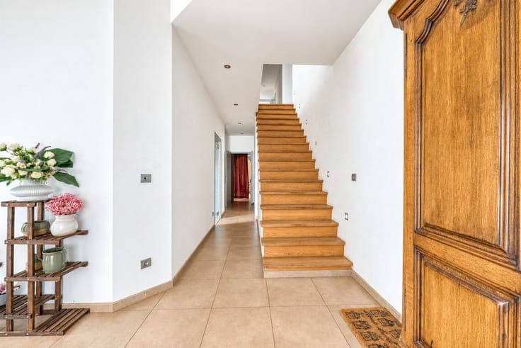 Uitzonderlijk ruime woning met 6 slaapkamers, zwembad en ...