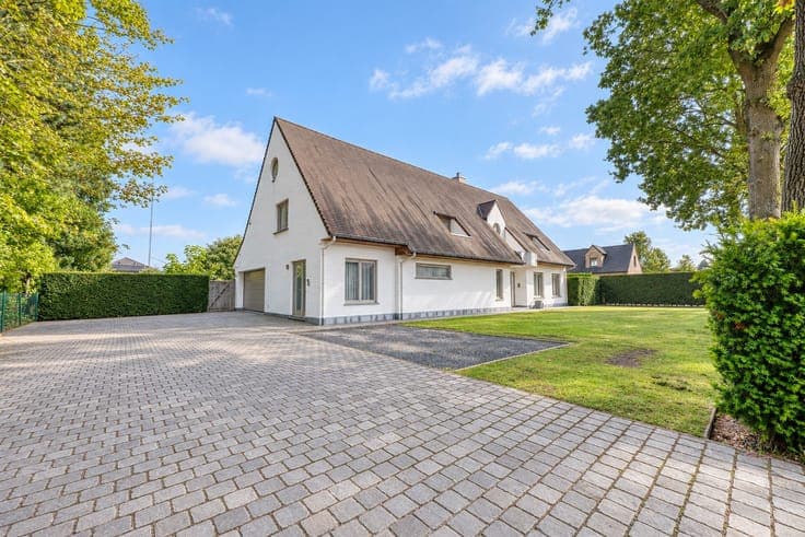 Uitzonderlijk ruime woning met 6 slaapkamers, zwembad en ...