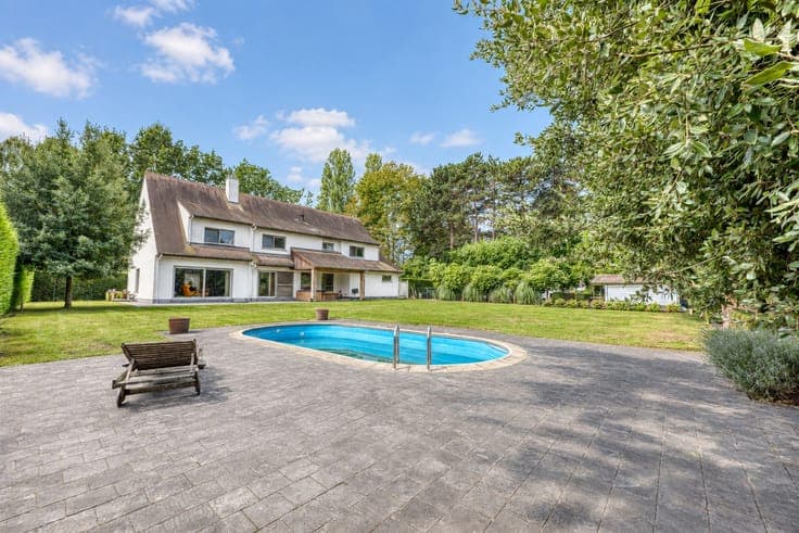 Uitzonderlijk ruime woning met 6 slaapkamers, zwembad en ...