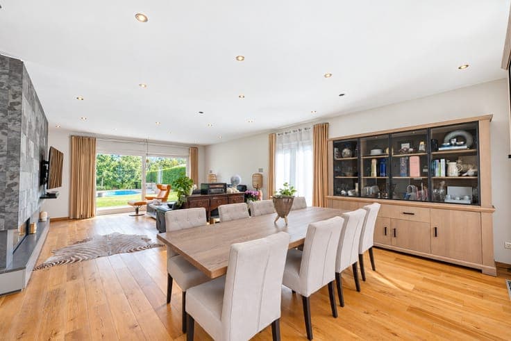 Uitzonderlijk ruime woning met 6 slaapkamers, zwembad en ...