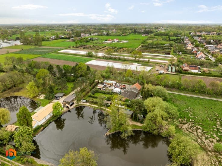 Zonevreemde casco woning met veel potentieel te Putte