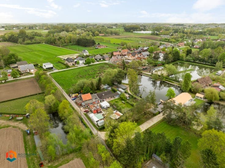 Zonevreemde casco woning met veel potentieel te Putte