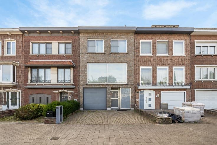 Riante seventies dokterswoning met terras en tuin op gege...