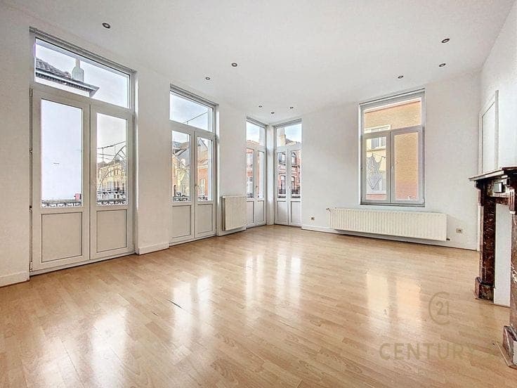 4-bedroom triplex with commercial space