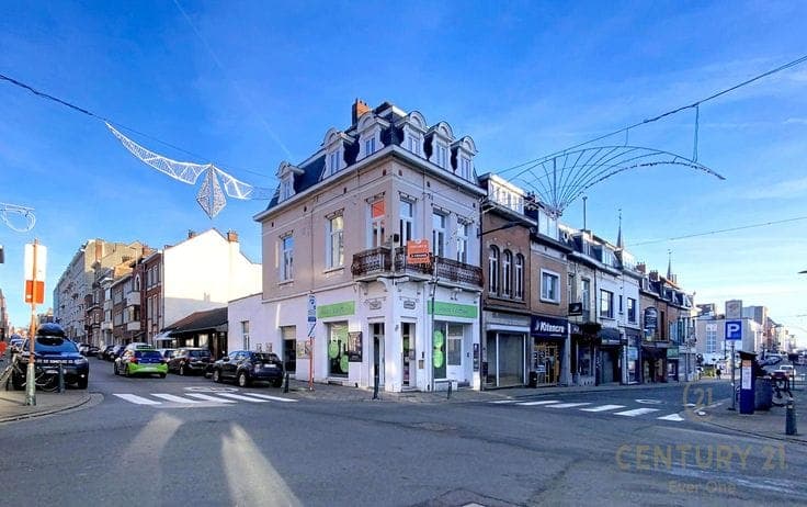 4-bedroom triplex with commercial space