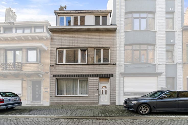 Spacious, ready-to-move-in terraced house with 6 bedrooms...