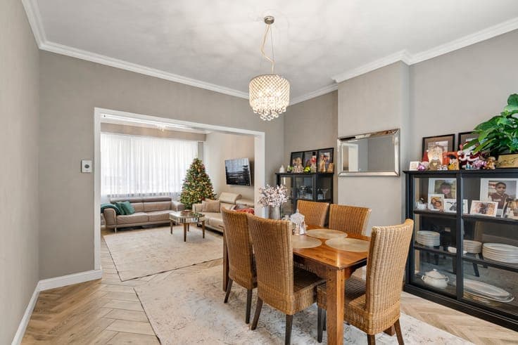 Spacious, ready-to-move-in terraced house with 6 bedrooms...
