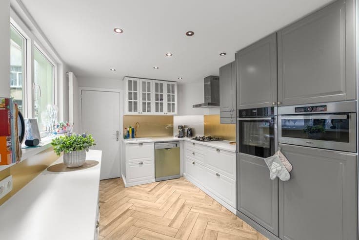 Spacious, ready-to-move-in terraced house with 6 bedrooms...