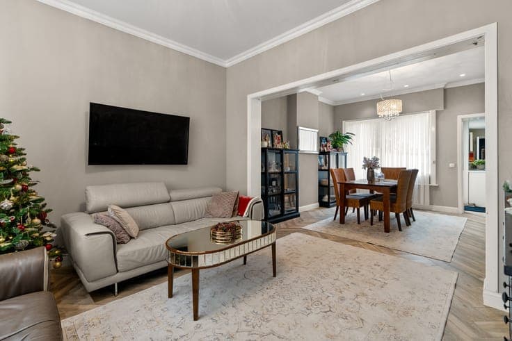 Spacious, ready-to-move-in terraced house with 6 bedrooms...