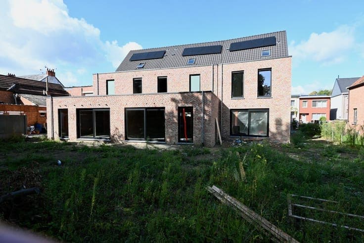 Ruim Nieuwbouwwoning met carport en fietsenberging !