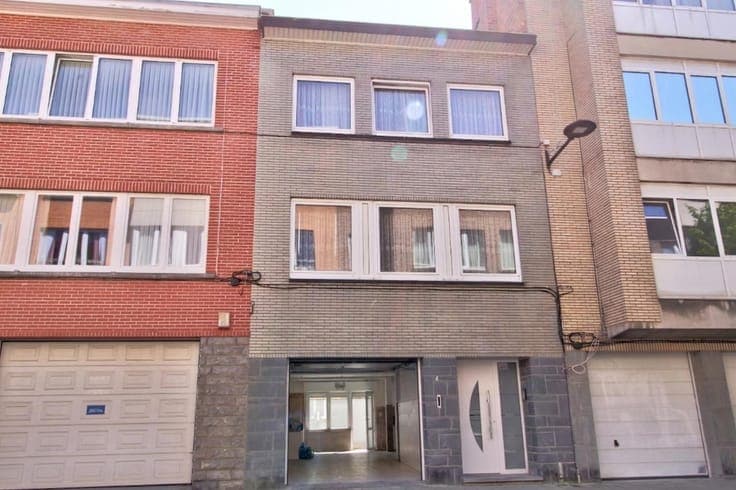 Beautiful 3-bedroom house with garage and courtyard