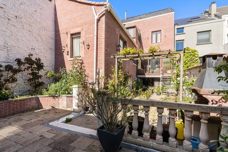 Characterful 6-Bedroom Home with Garden and Two Bathrooms...