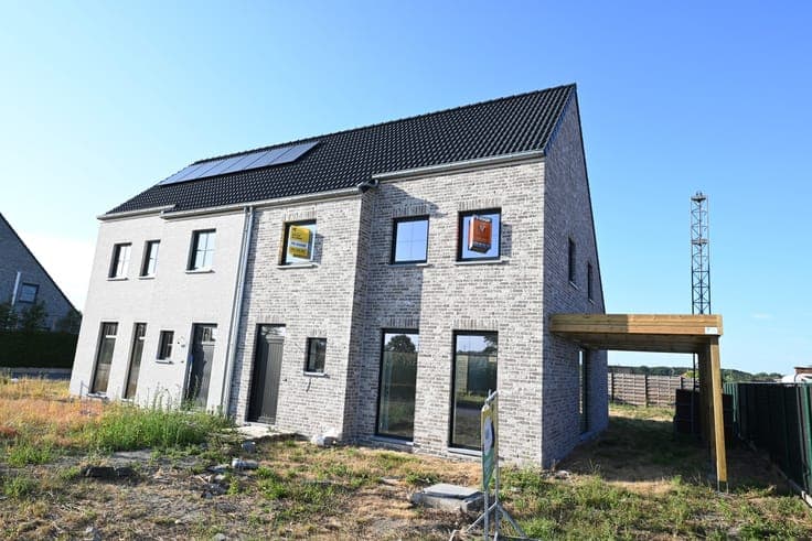 AFGEWERTE halfopen nieuwbouw woning op CENTRALE LIGGING!