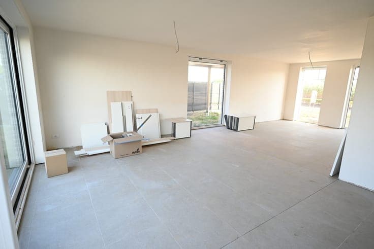 AFGEWERTE halfopen nieuwbouw woning op CENTRALE LIGGING!