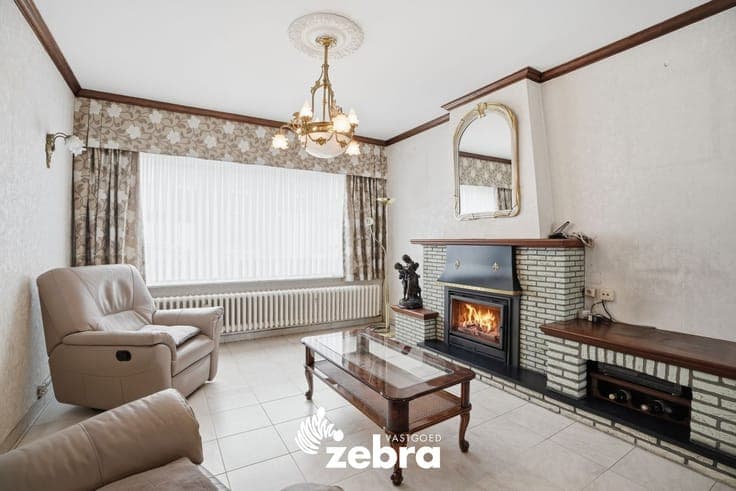 Te renoveren woning op ruim perceel in Eernegem!