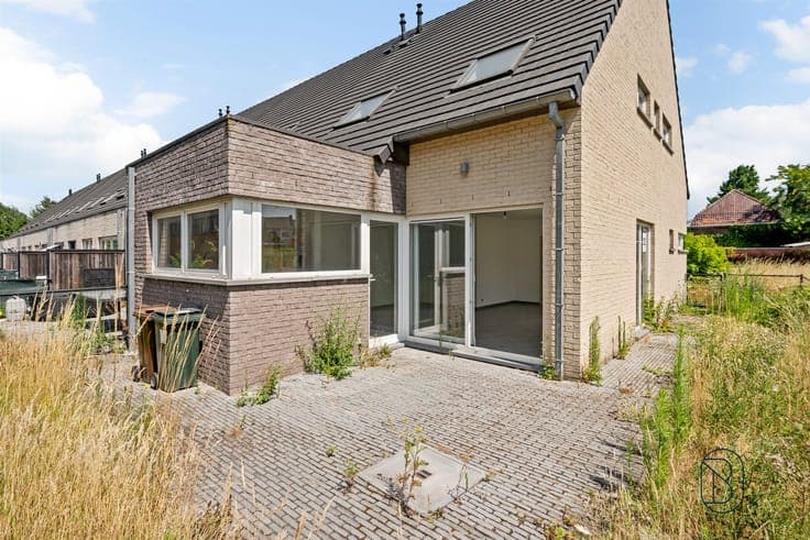 Move-in-ready 3-bedroom townhouse with a garage and a sunny