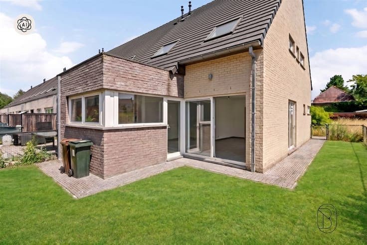 Move-in-ready 3-bedroom townhouse with a garage and a sunny