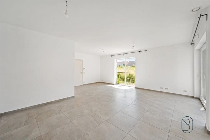 Move-in-ready 3-bedroom townhouse with a garage and a sunny