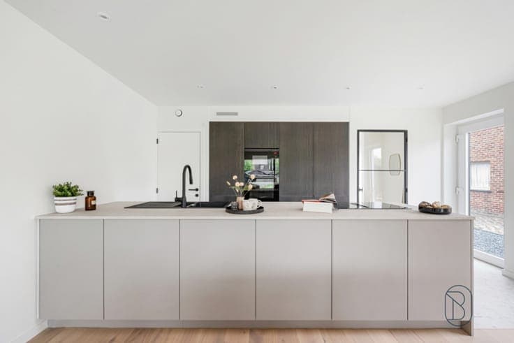 Top-location, high-quality new-build home, stylishly finishe