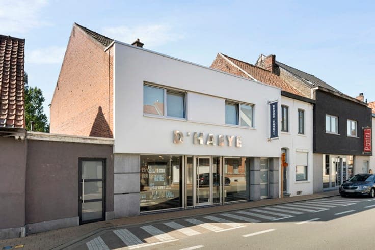 Well-located commercial property with 5 BDS & garden