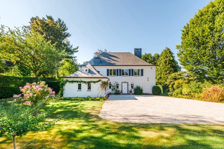 Magnificent villa nestled in lush greenery in the Golf
