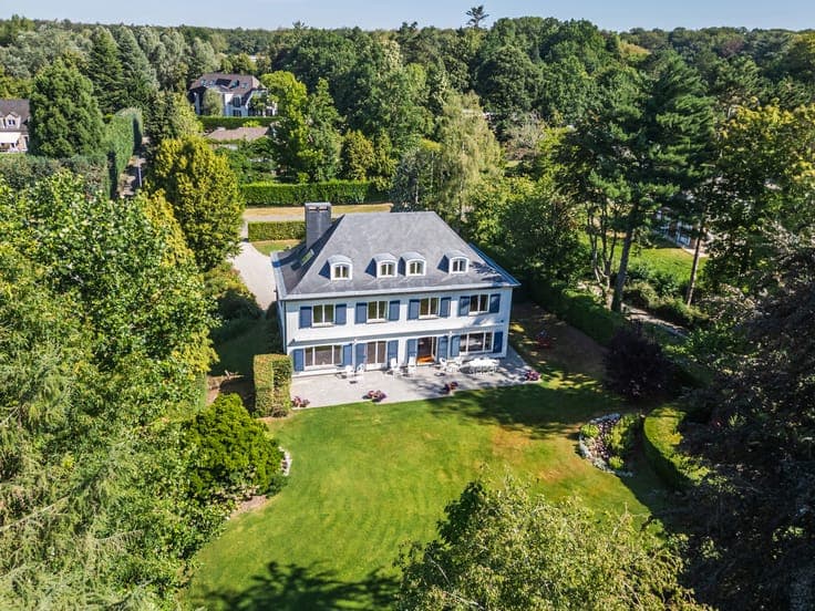 Magnificent villa nestled in lush greenery in the Golf
