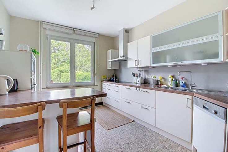 MAGNIFICENT 6 BEDROOMS HOUSE -GARDEN AND GARAGE