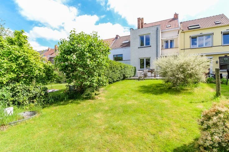 MAGNIFICENT 6 BEDROOMS HOUSE -GARDEN AND GARAGE
