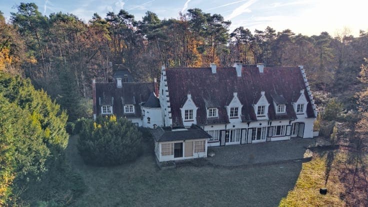 Standingvolle te renoveren villa van 520m² op 53 are